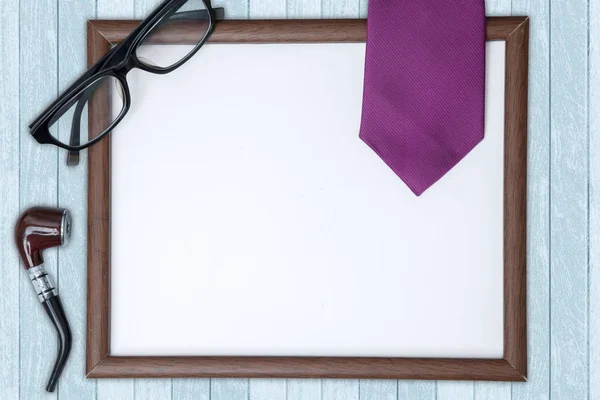 Leerer Rahmen mit Geschenken auf dem Tisch — Stockfoto