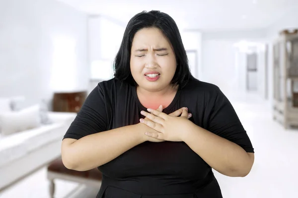 Mulher gorda tendo um ataque cardíaco em casa — Fotografia de Stock