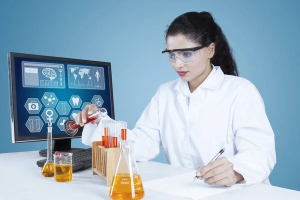 Femme scientifique travaillant dans le laboratoire — Photo