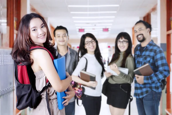 Kvinnlig student möter med sina nya vänner — Stockfoto