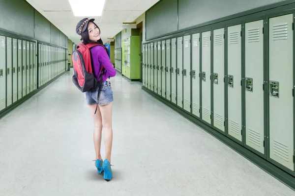 Estudiante caminando por el pasillo de la escuela —  Fotos de Stock