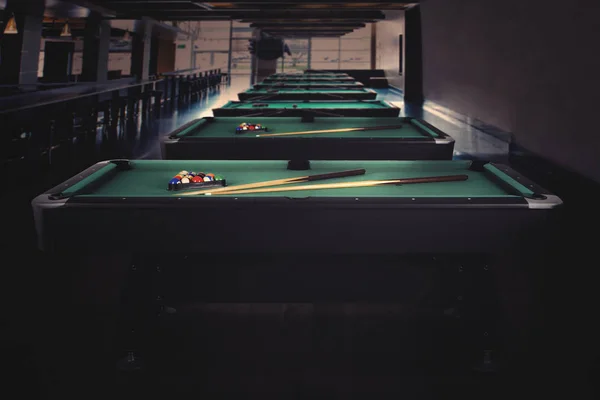 Yeşil Bilardo masası gece kulübü — Stok fotoğraf