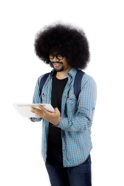 Estudiante masculino usando una tableta digital —  Fotos de Stock