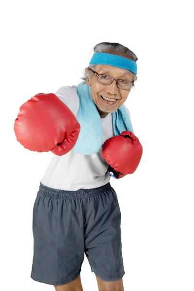 Viejo haciendo ejercicio con guantes de boxeo — Foto de Stock