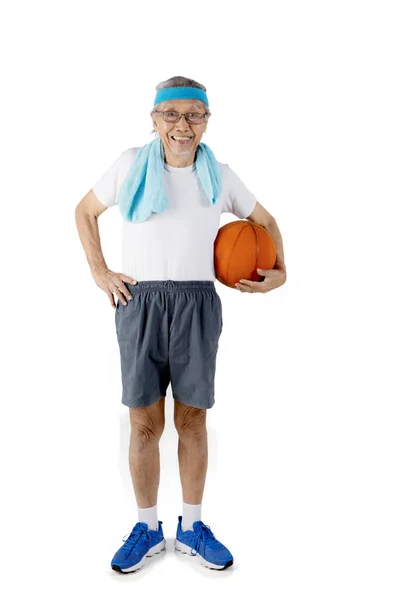 Velho tem uma bola de basquete no estúdio — Fotografia de Stock