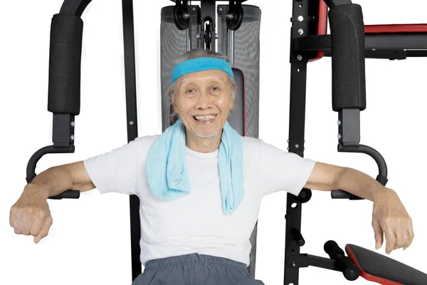 Yaşlı adam studio egzersiz sonrası dinlenme — Stok fotoğraf