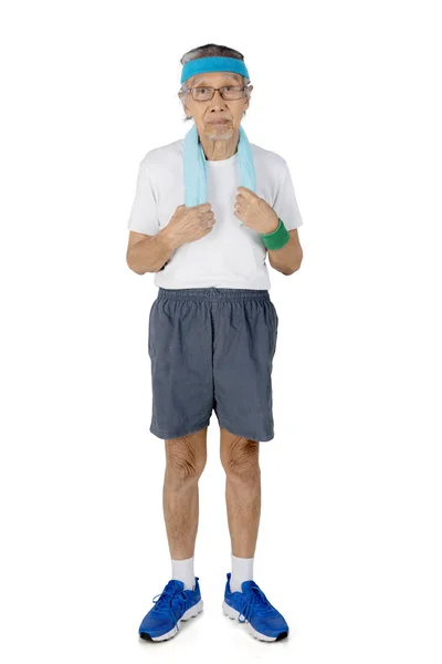 Oude man, het dragen van sportkleding op studio — Stockfoto