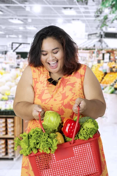 Mujer con sobrepeso sosteniendo verduras frescas — Foto de Stock