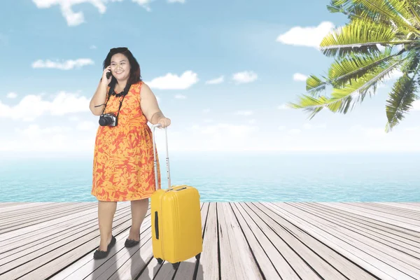 桟橋上のスマート フォンに太りすぎの女性 — ストック写真