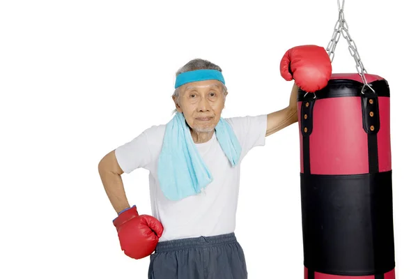 Senior man boxer med en boxning säck — Stockfoto