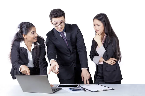 Two business people squabbling their friend — Stock Photo, Image