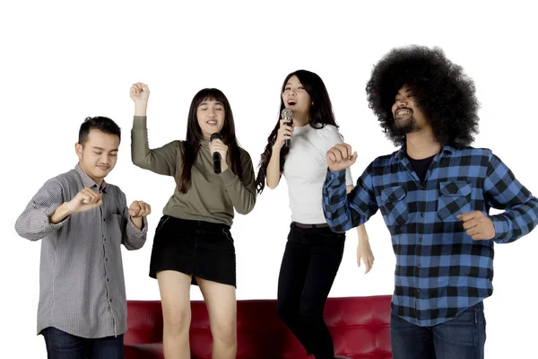 İki adam onların arkadaşları ile birlikte dans