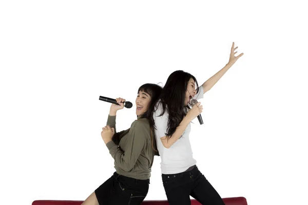 Две женщины поют вместе в студии — стоковое фото