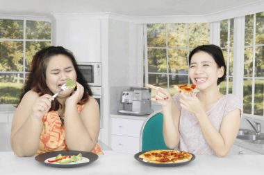 Genç kadın şişman arkadaşı gülüyor