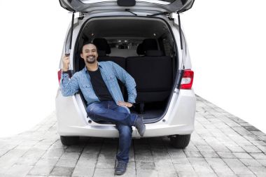 Genç adam anahtar yeni bir araba tutarak