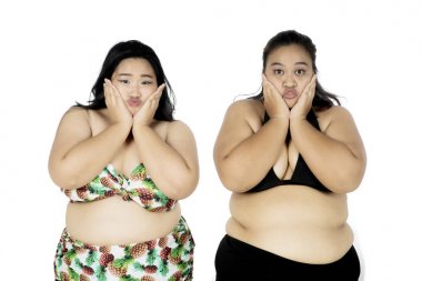 İki şişman kadın studio sıkılmış görünüyorsun