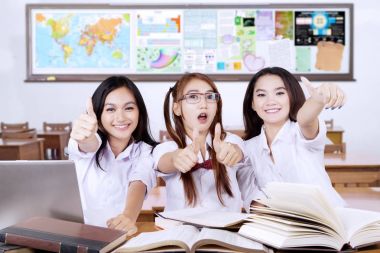 Başparmak gösterilen üç öğrenci