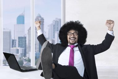 Pencerenin yanında başarılı Afrika iş adamı