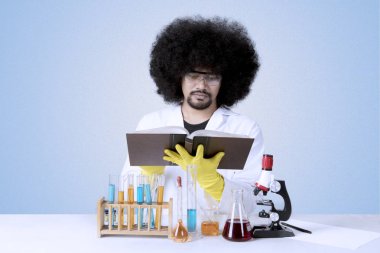 bilim adamı bir kitap okuma