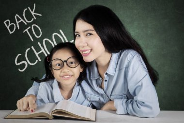 Onun öğrenci eğitim için güzel öğretmen kılavuzları