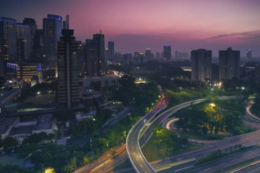 Ofis Binası ile otoyol kavşağı