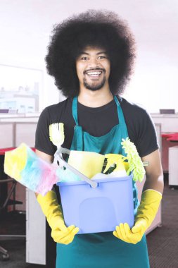 Öğeleri Office Temizleme ile erkek temizlikçi