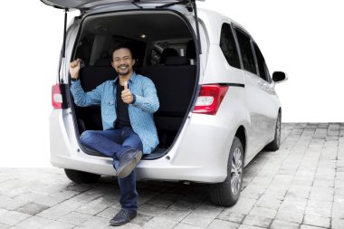 Afro adam yukarı ve yeni bir araba