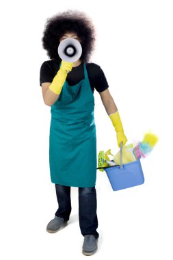 Stüdyo hoparlörü ile Afro hizmetçi