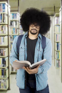 Afrika öğrenci Kitaplığı'nda bir kitap okuma