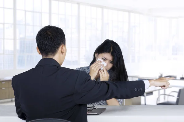 Mujer llorando después de ser despedida por su jefe —  Fotos de Stock