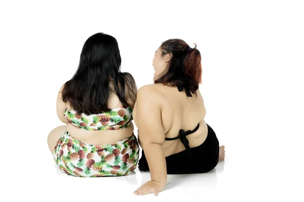 Дві товсті жінки сидять в студії — стокове фото