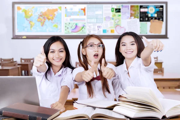 Başparmak gösterilen üç öğrenci