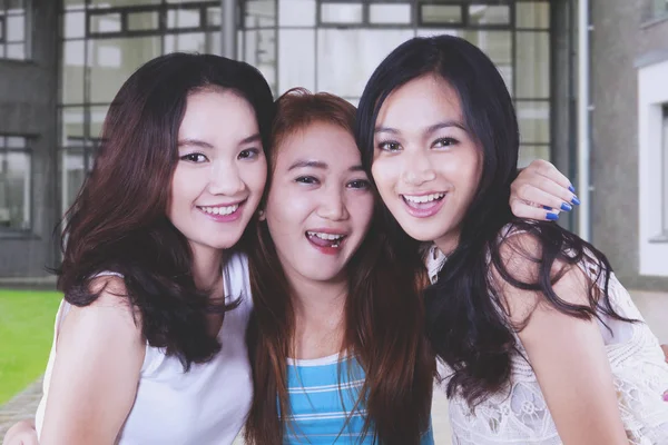 Tre studentesse che sorridono alla telecamera — Foto Stock