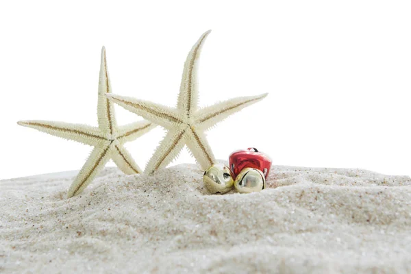 바다 별과 모래에 크리스마스 벨 — 스톡 사진