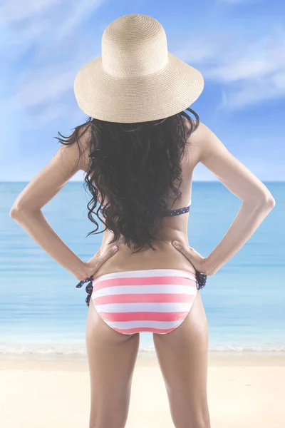 Vista posteriore della donna in costume da bagno in spiaggia — Foto Stock