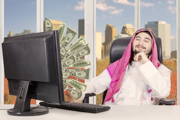 Orang arab sombong melihat uang — Stok Foto