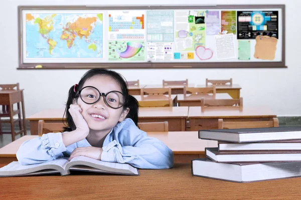 Primary school student som studerar i klassrum — Stockfoto