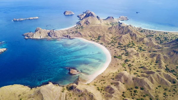 Padar острів з бірюзової водою — стокове фото