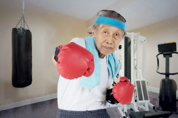 Stary człowiek wykrawania kamery w centrum fitness — Zdjęcie stockowe