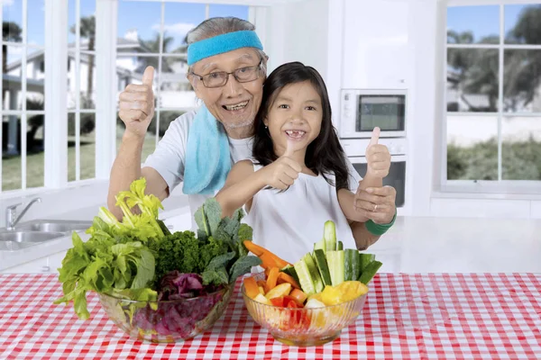 Old man and granddaughter with OK sign — Stock Photo, Image