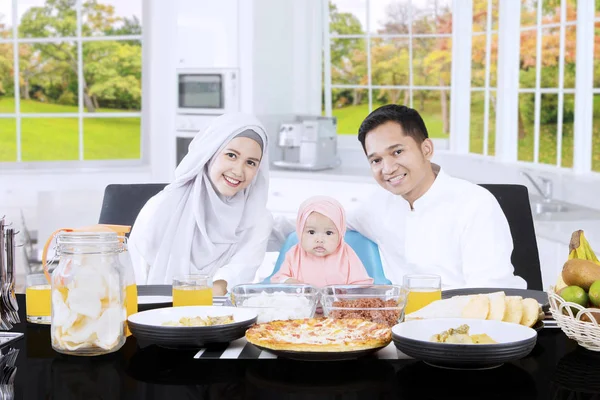 Happy family smiling in kitchen — Stock Photo, Image