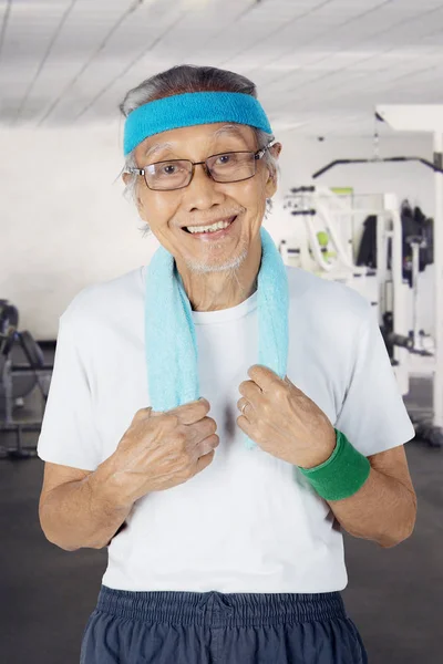 Gelukkig bejaarde man in het fitnesscenter — Stockfoto