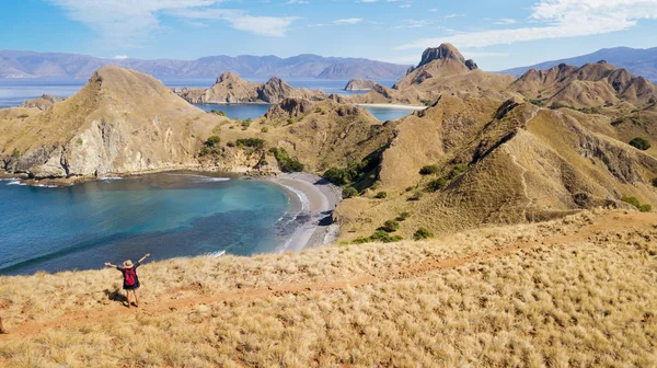 Turista femenina disfrutando de un hermoso paisaje —  Fotos de Stock