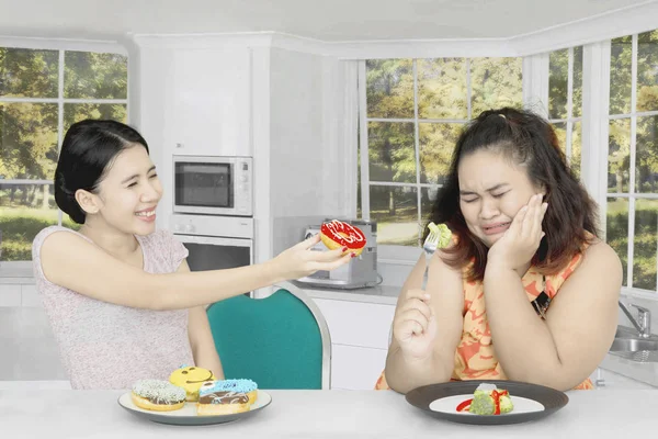 Dikke vrouw weigeren om te eten van donuts thuis — Stockfoto