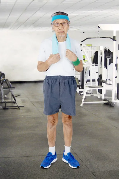 Hombre mayor de pie en el gimnasio — Foto de Stock