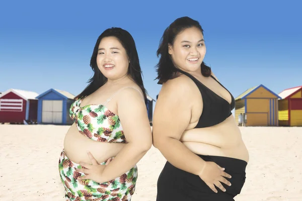 Selvsikker overvægtige kvinder nær sommerhuset - Stock-foto
