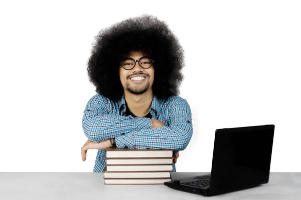 Estudante africano com livros em estúdio — Fotografia de Stock