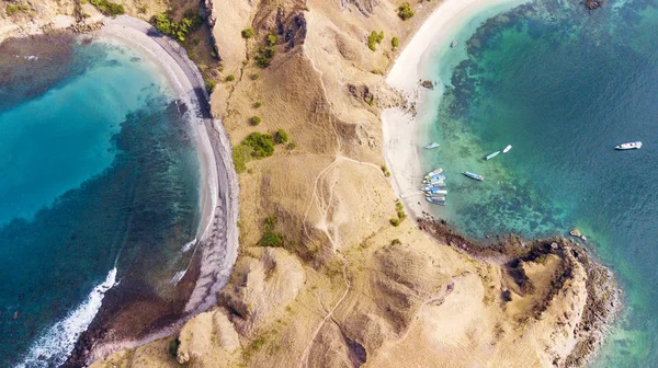 Hermosa isla de Padar con agua turquesa — Foto de Stock