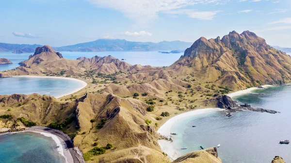 Красивий острів Padar під Синє небо — стокове фото