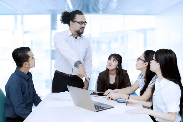 Afro-Manager schimpft auf seine Mitarbeiter — Stockfoto